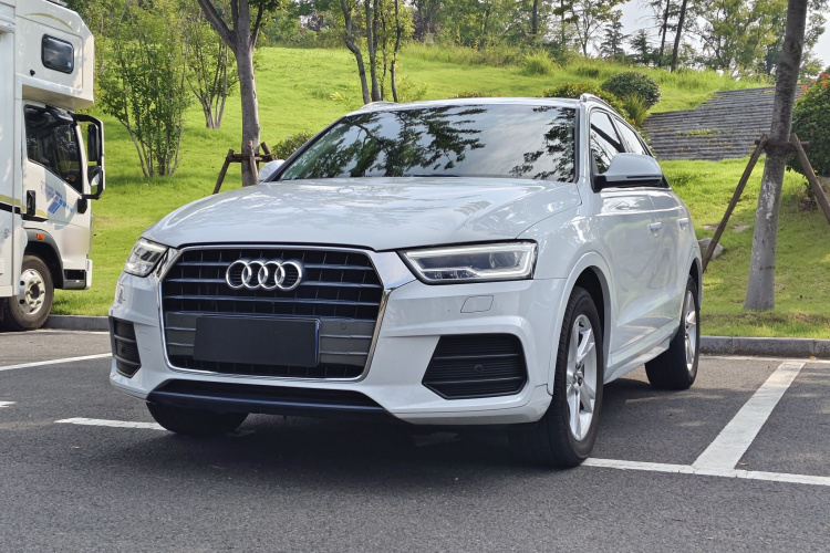 Audi Q3 2018 car image #2