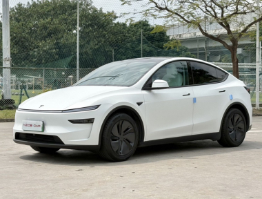 Tesla Model Y 2025 Tesla Model Y 2025 صورة سيارة