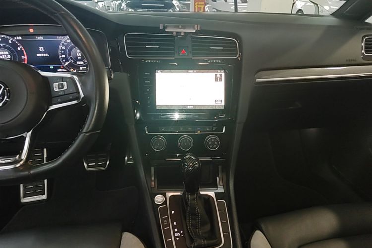 Volkswagen Golf 2020 car image #13