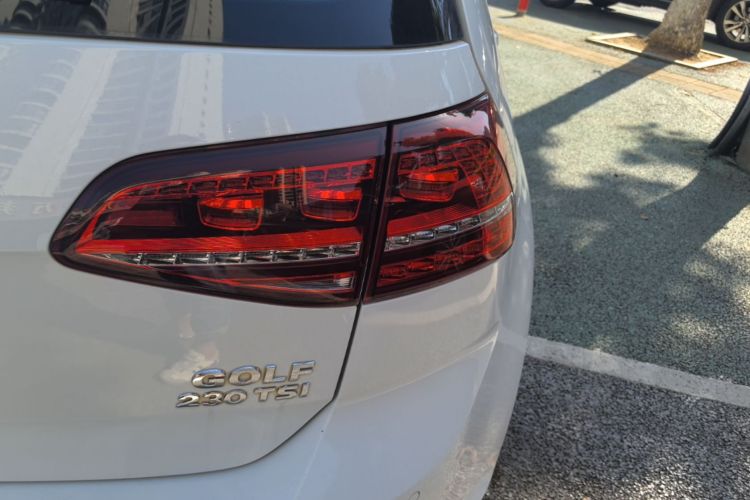 Volkswagen Golf 2017 car image #3