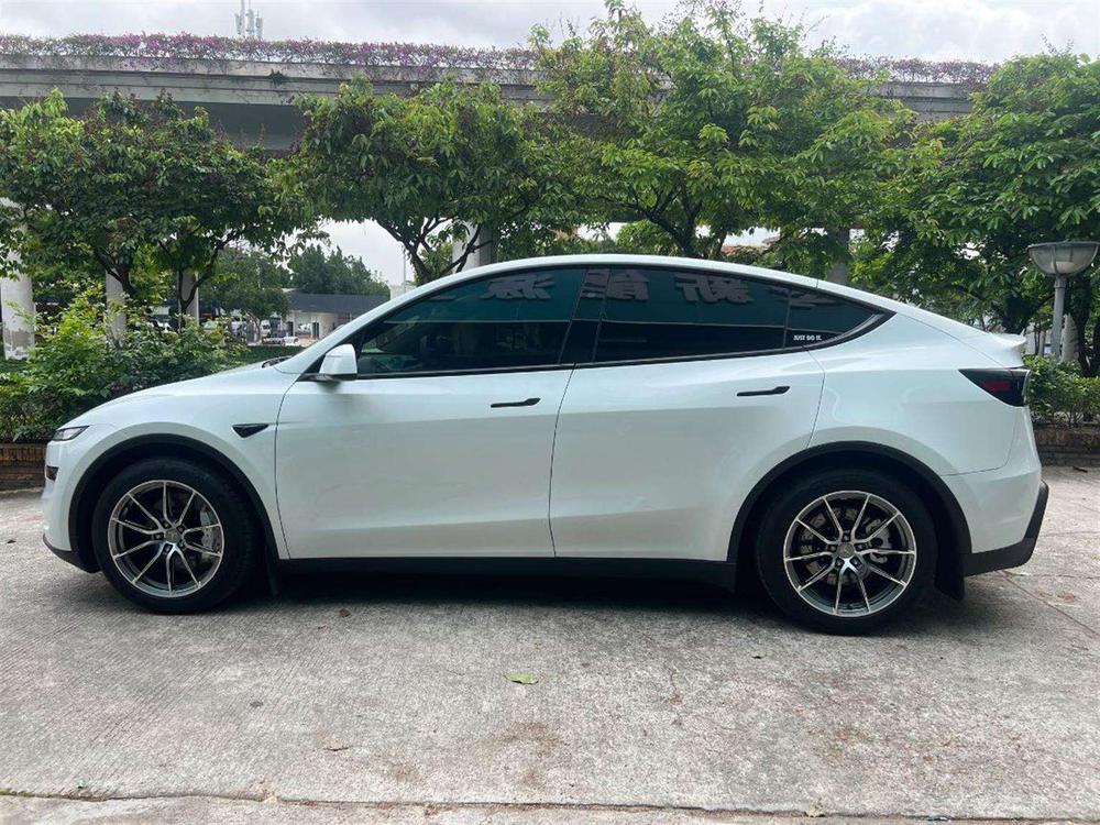 Tesla Model Y 2025 #4 Tesla Model Y 2025 car image #4