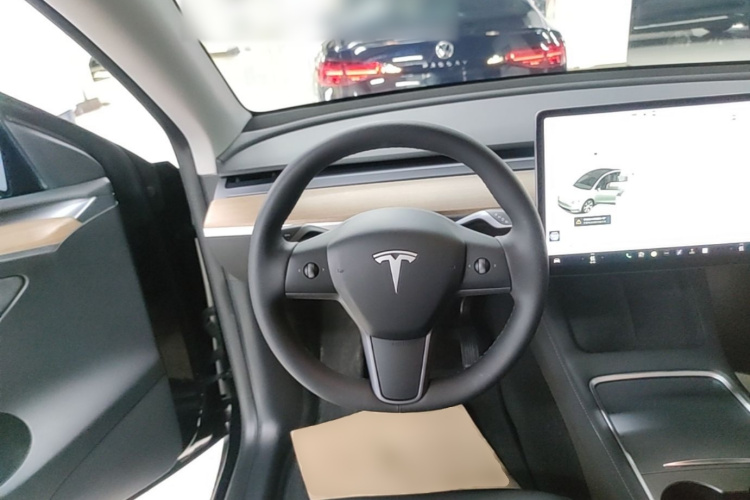 Tesla Model Y 2021 car image #11