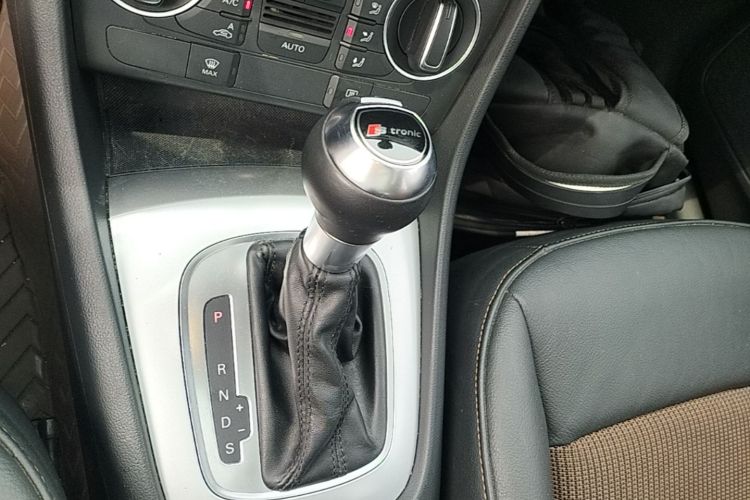 Audi Q3 2017 car image #14