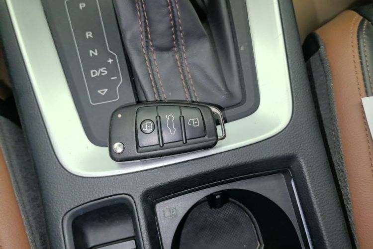 Audi Q3 2020 car image #9