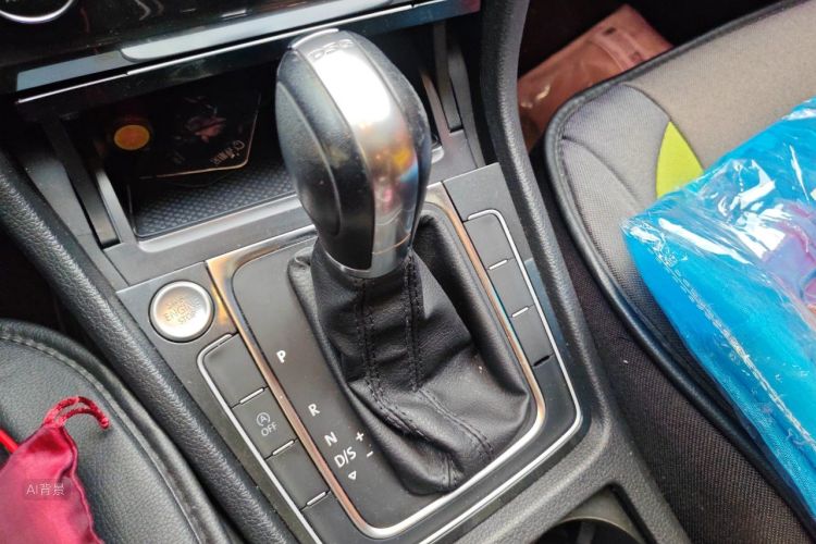 Volkswagen Golf 2018 car image #16
