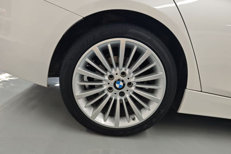 BMW 3 Series 2018 car image #10