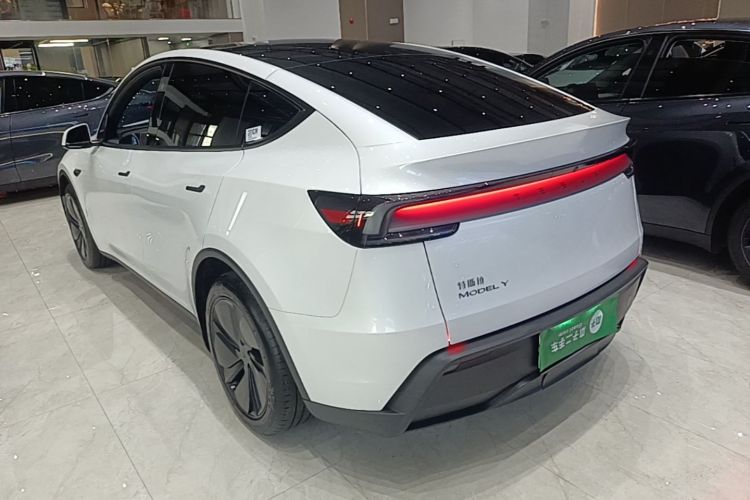 Tesla Model Y 2026 #5 Tesla Model Y 2026 immagine di auto #5