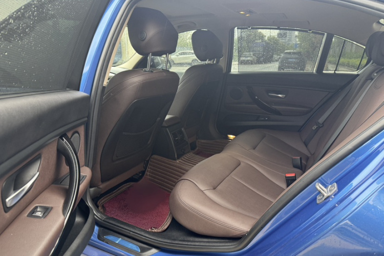 BMW 3 Series 2018 immagine di auto #9
