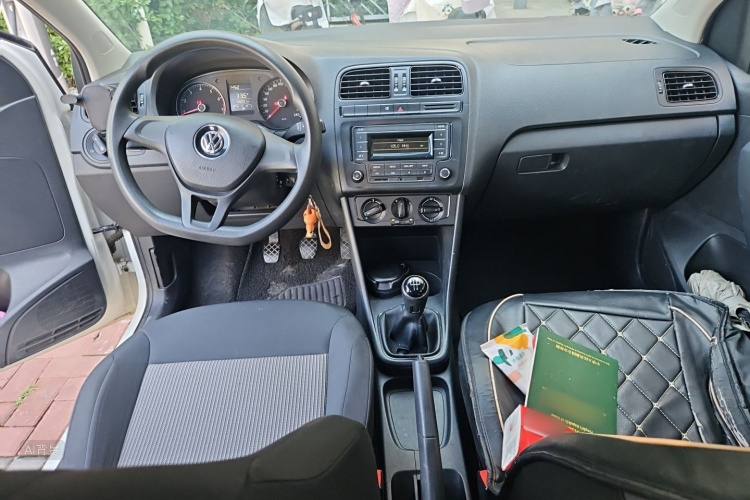 Volkswagen Polo 2014 car image #11