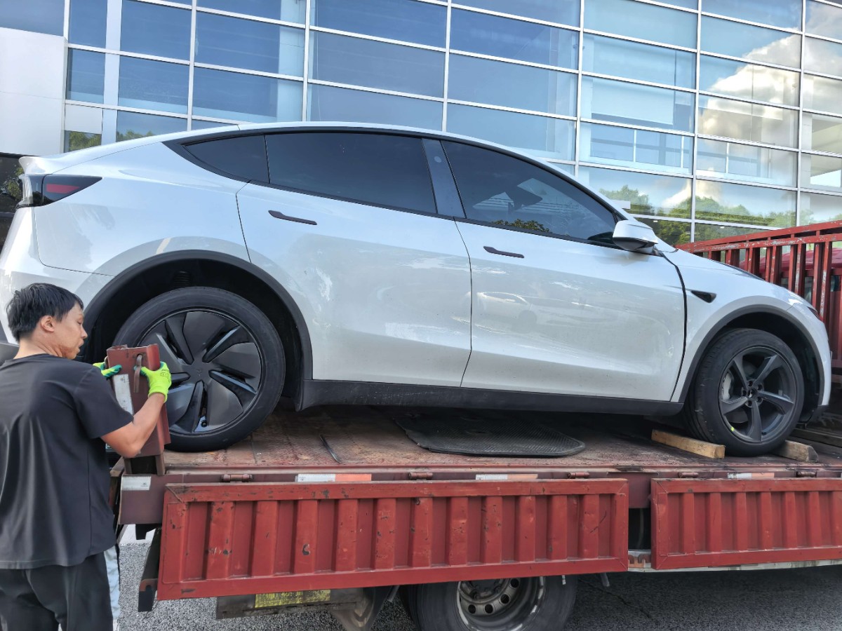 Tesla Model Y 2026 #5 Tesla Model Y 2026 car image #5