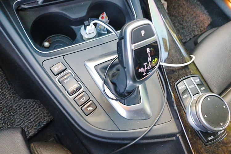 BMW 3 Series 2018 car image #18