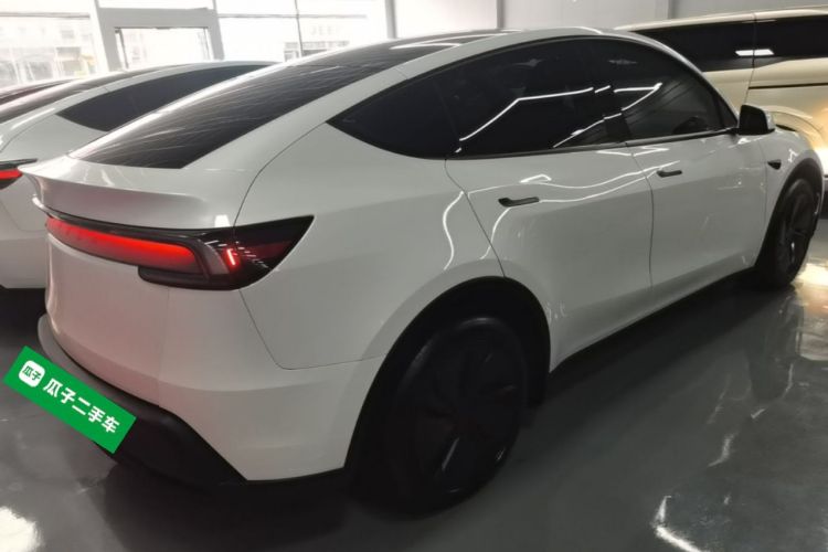 Tesla Model Y 2025 #7 Tesla Model Y 2025 car image #7