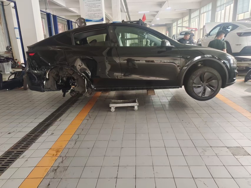 Tesla Model Y 2025 car image #9