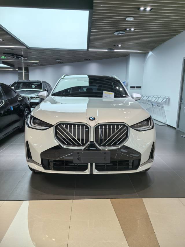 BMW X3 2026 car image #2