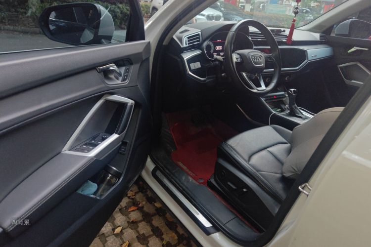 Audi Q3 2019 car image #18