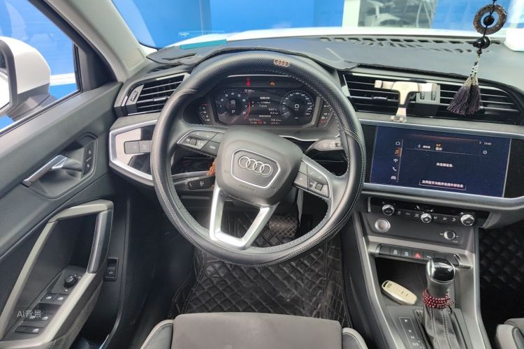 Audi Q3 2020 car image #12