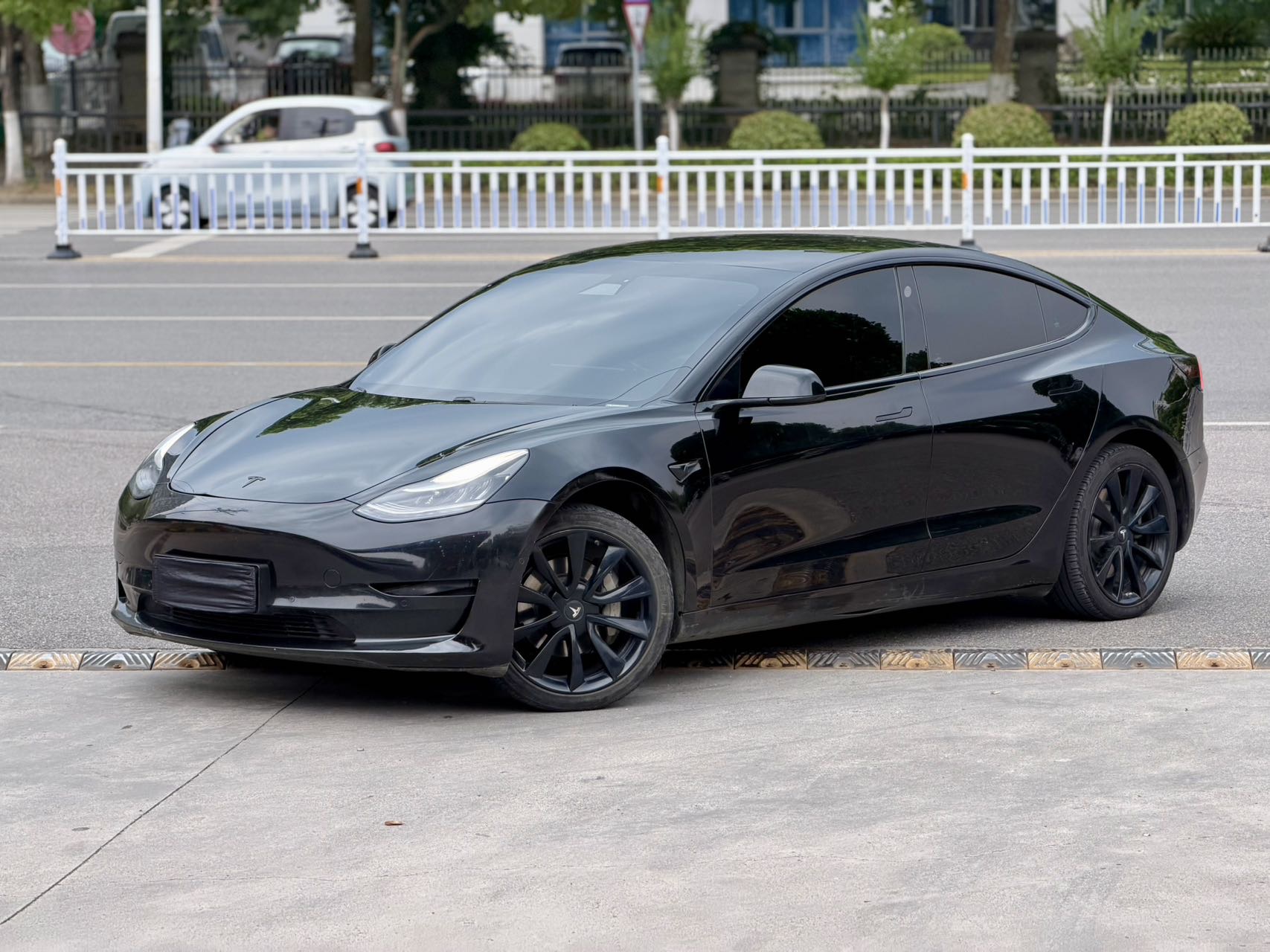 Tesla Model 3 2020 car image 