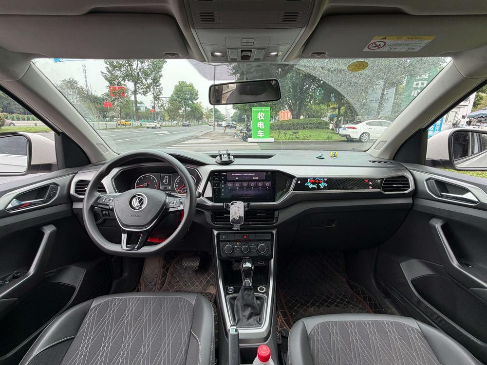 Volkswagen T-Cross 2021 car image #7