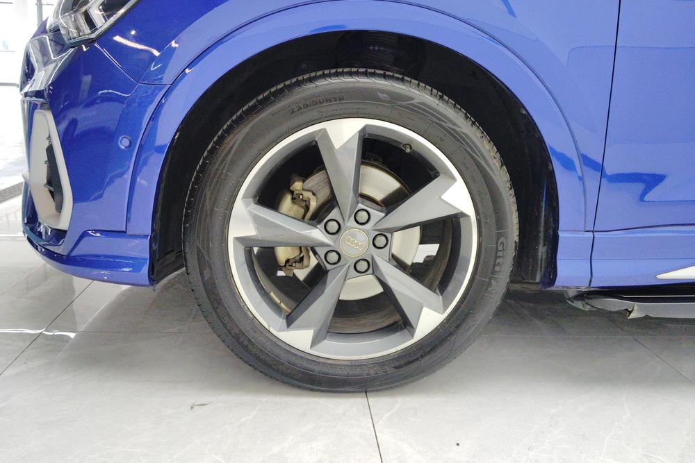 Audi Q3 2020 car image #10