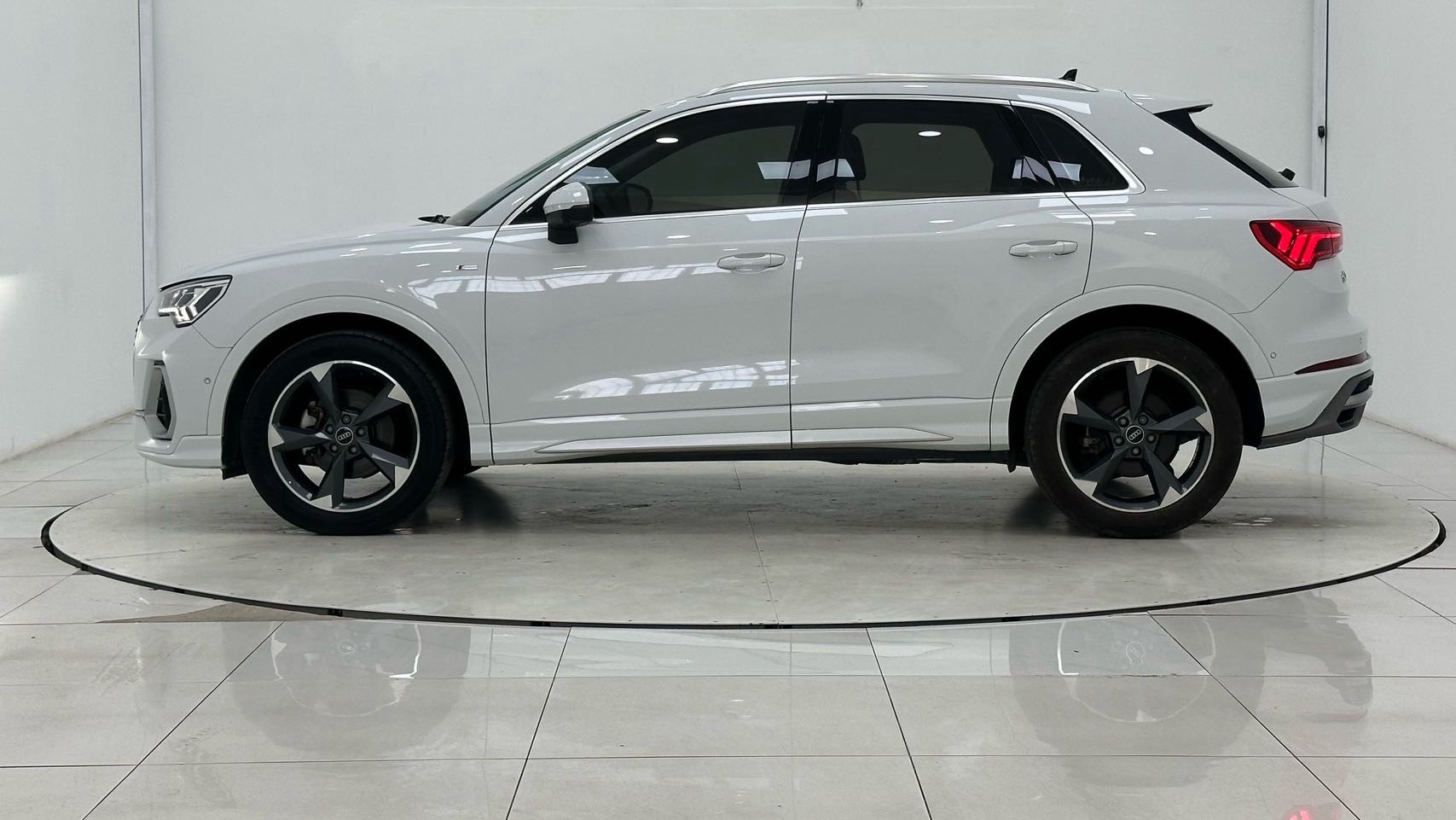Audi Q3 2022 car image #5