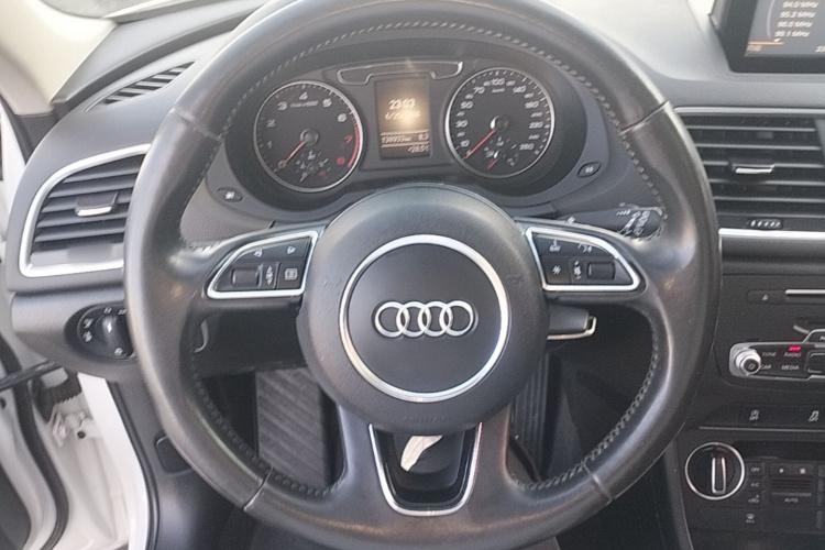 Audi Q3 2016 car image #11
