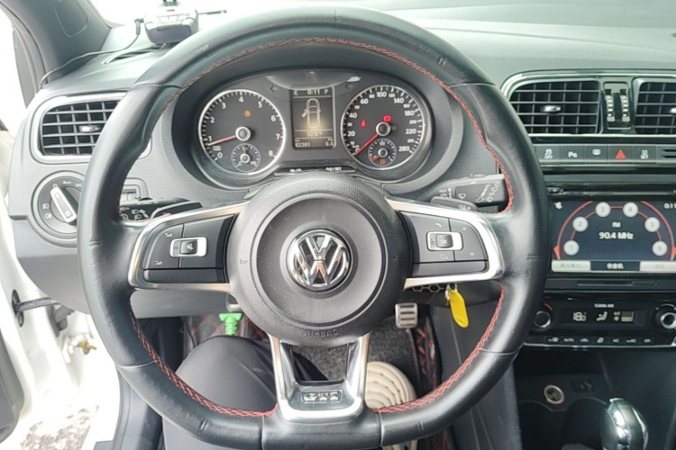 Volkswagen Polo 2017 car image #11