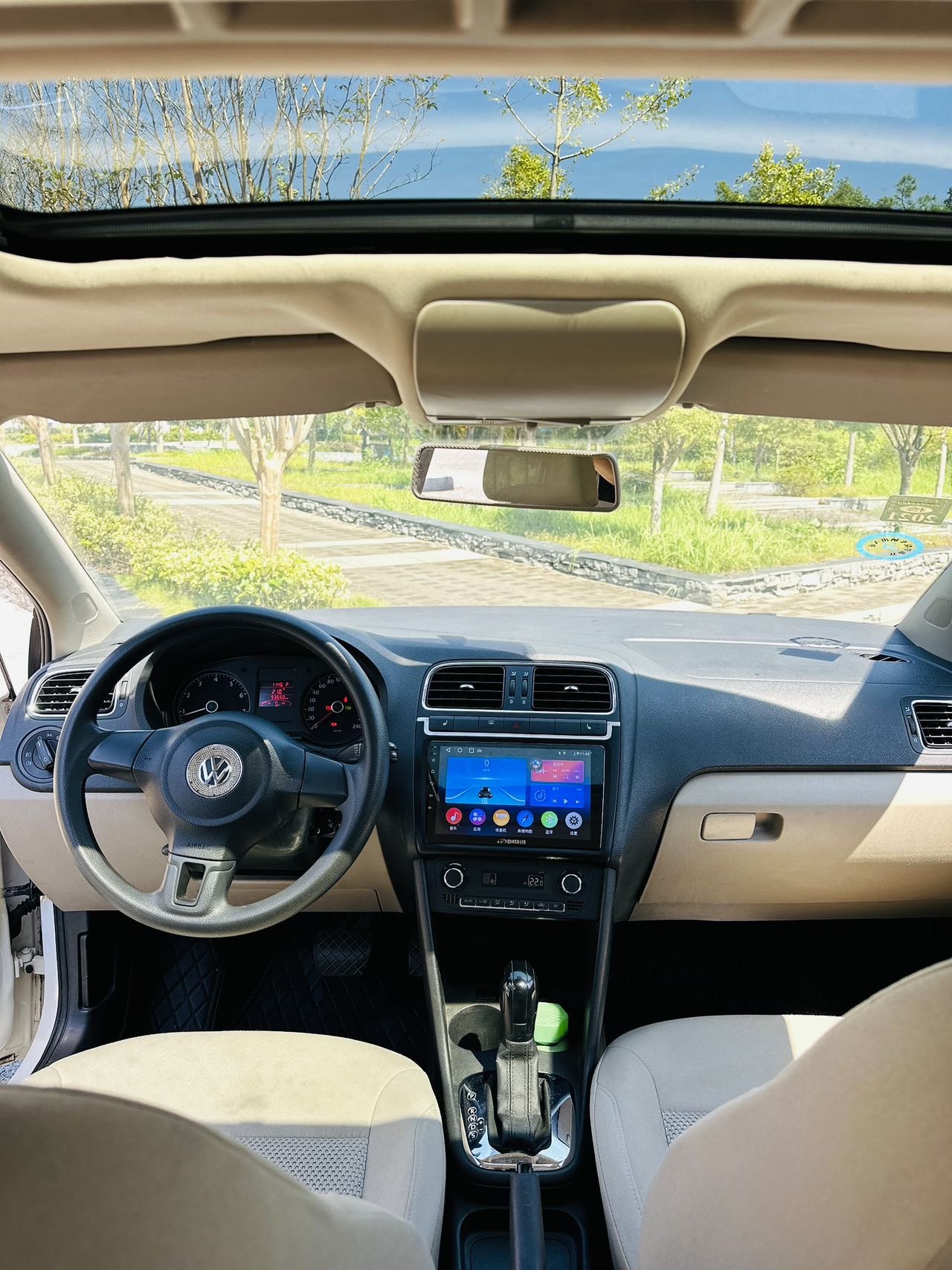 Volkswagen Polo 2011 car image #8