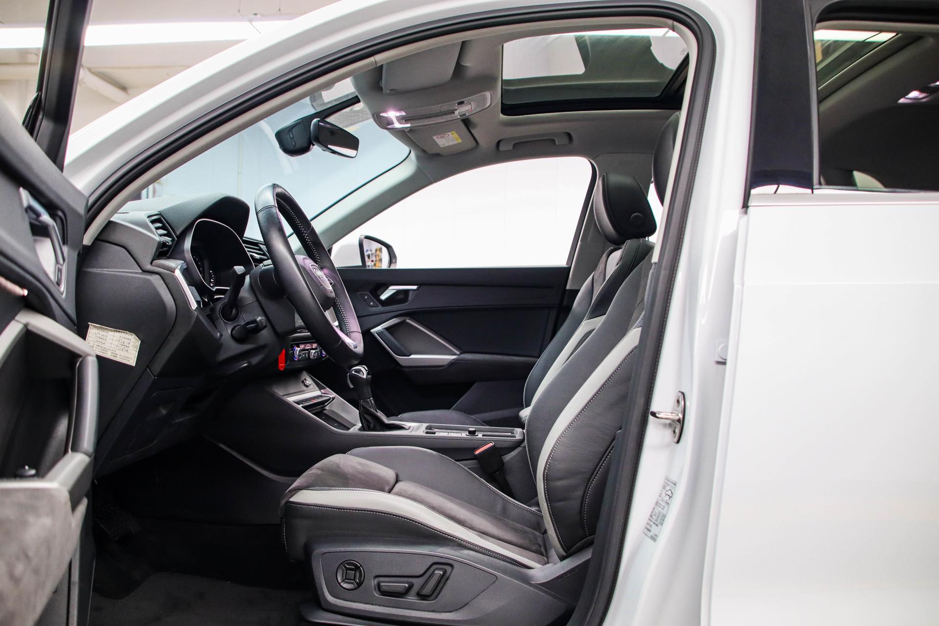 Audi Q3 2022 car image #11