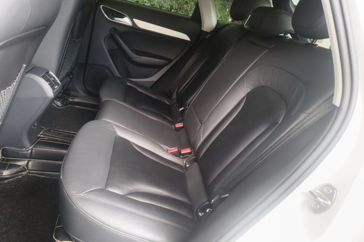 Audi Q3 2018 car image #17