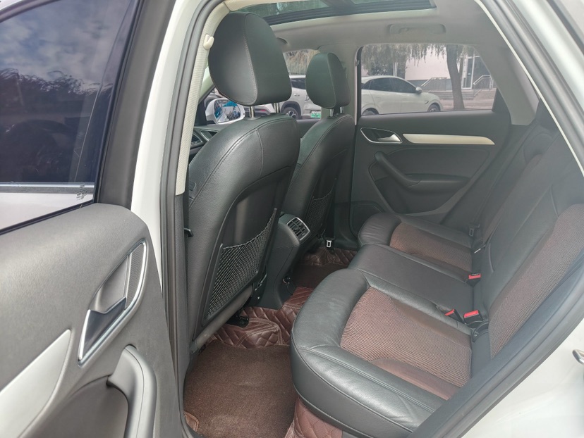Audi Q3 2018 car image #6