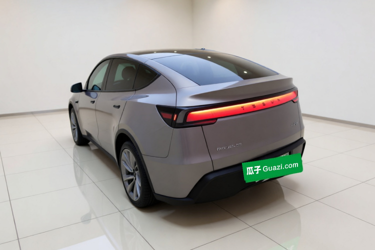 Tesla Model Y 2025 #5 Tesla Model Y 2025 car image #5