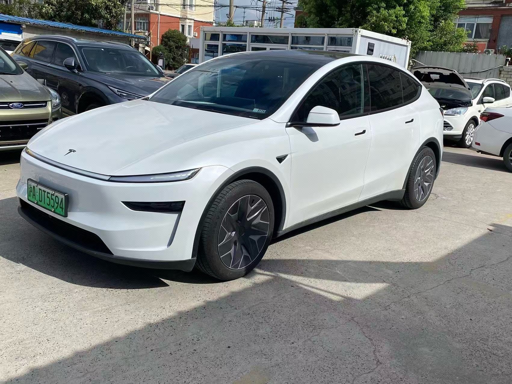 Tesla Model Y L 2026 Tesla Model Y L 2026 car image
