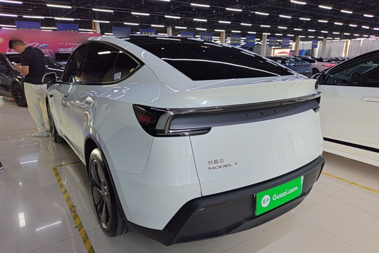 Tesla Model Y 2025 #7 Tesla Model Y 2025 car image #7