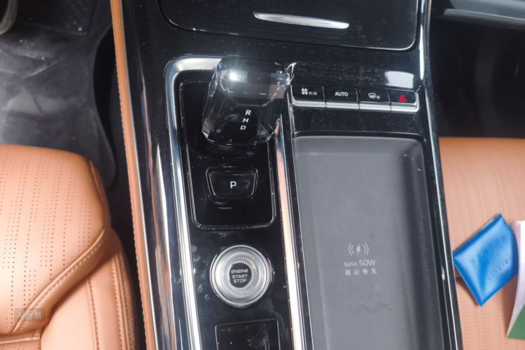 GEELY Boyue L 2025 car image #16