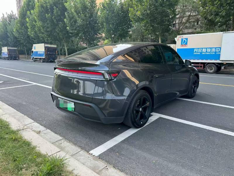 Tesla Model Y 2025 #4 Tesla Model Y 2025 car image #4