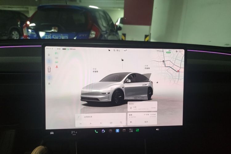 Tesla Model Y 2025 immagine di auto #10