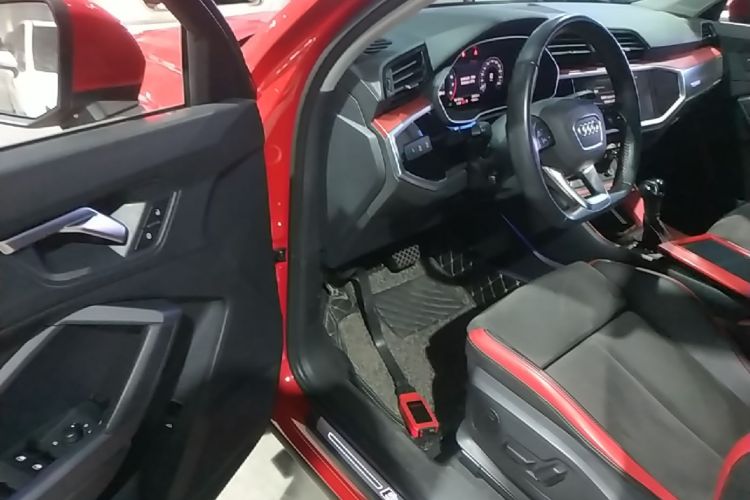 Audi Q3 2021 immagine di auto #16