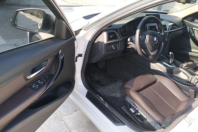 BMW 3 Series 2018 car image #16