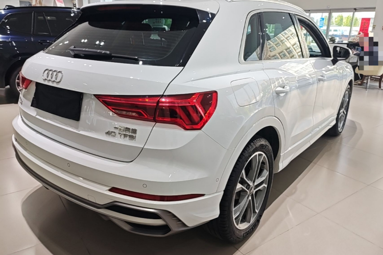 Audi Q3 2022 car image #5