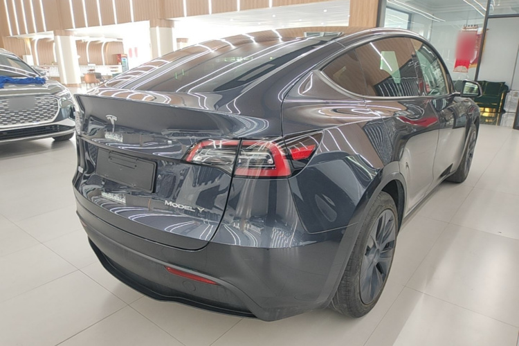 Tesla Model Y 2024 #7 Tesla Model Y 2024 car image #7