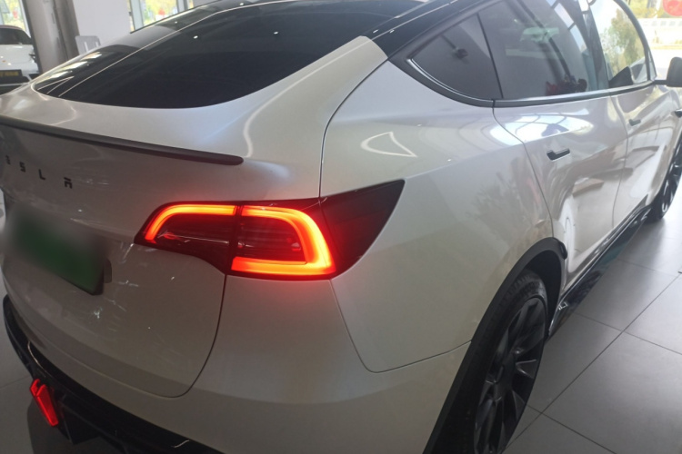 Tesla Model Y 2024 #5 Tesla Model Y 2024 car image #5