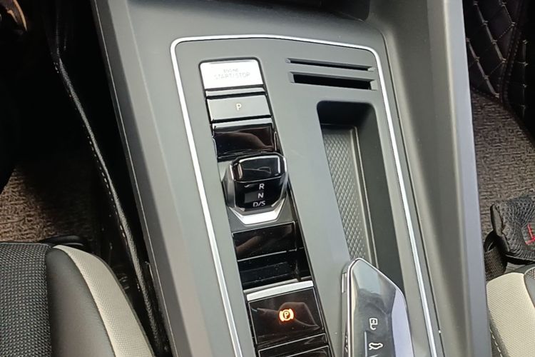 Volkswagen Golf 2021 car image #16