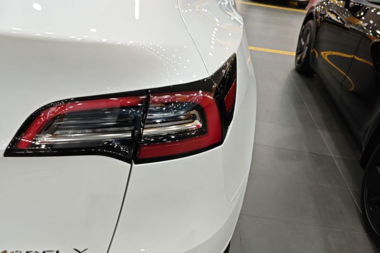 Tesla Model Y 2022 immagine di auto #8