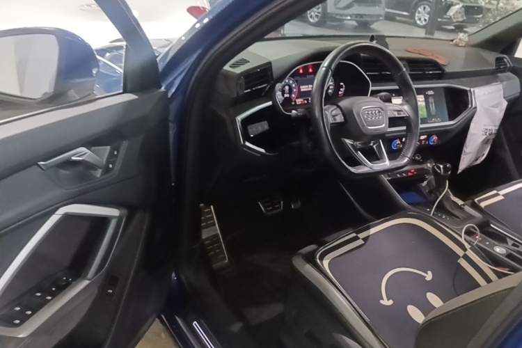 Audi Q3 2021 car image #12