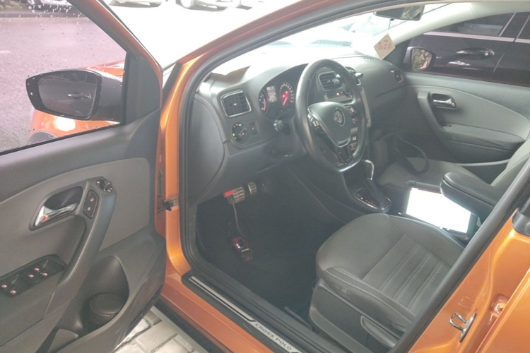 Volkswagen Polo 2016 car image #12