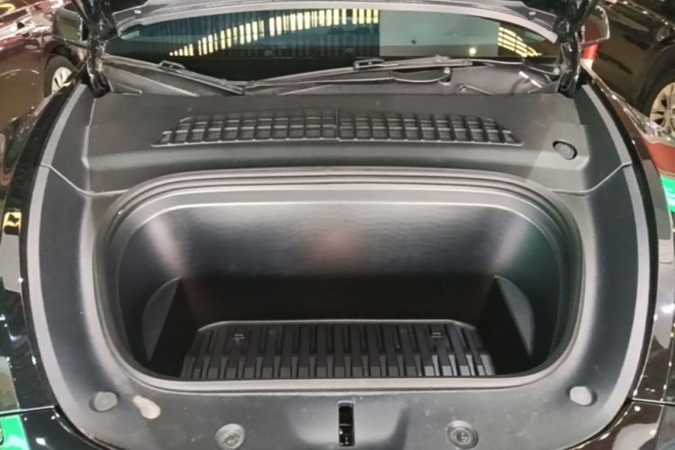Tesla Model Y 2023 car image #22