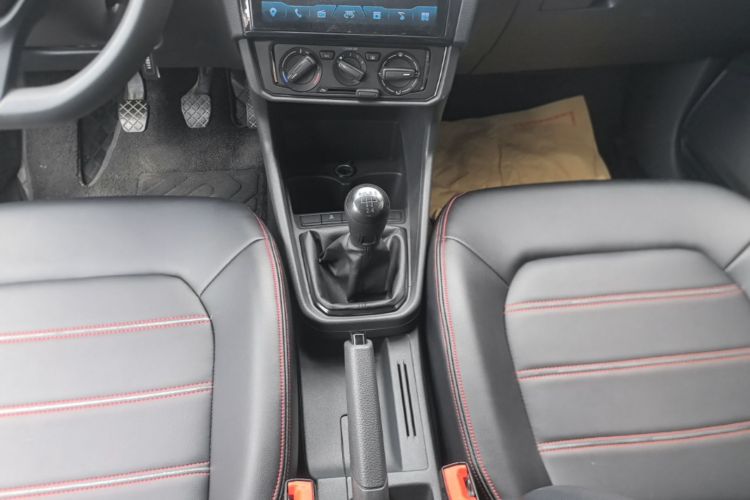 Volkswagen Santana 2021 imagen de coche #14