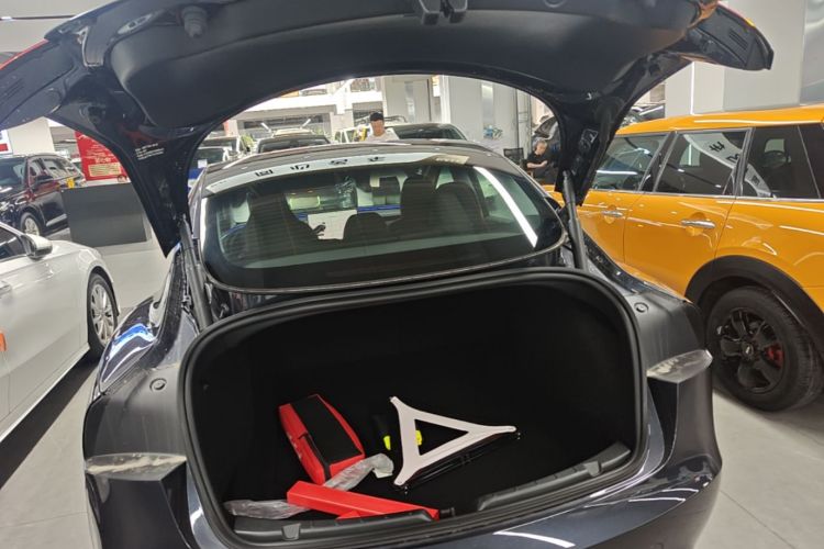 Tesla Model 3 2026 immagine di auto #19