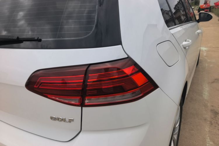 Volkswagen Golf 2018 car image #8