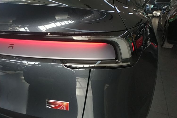 Tesla Model Y 2025 car image #8